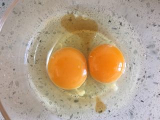 5、五分钟系列 韭菜炒鸡蛋,加入料酒，鸡蛋会比较嫩