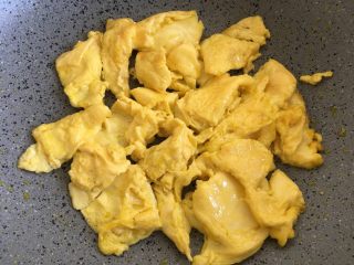 11、五分钟系列 韭菜炒鸡蛋,煎制金黄戳碎盛盘待用