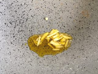 12、五分钟系列 韭菜炒鸡蛋,热锅入油下姜丝