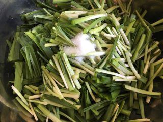 13、五分钟系列 韭菜炒鸡蛋,韭菜上撒上盐，再直接倒入锅中（因为韭菜要大火迅速爆炒才好吃）