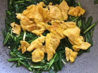 15、五分钟系列 韭菜炒鸡蛋,加入鸡蛋混合