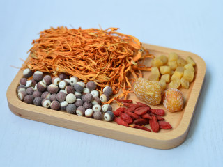 1、虫草花干贝猪骨汤,材料准备好