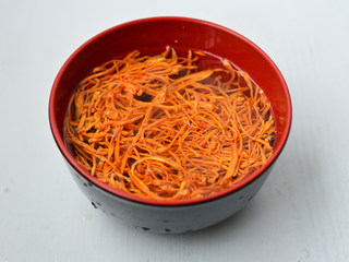 2、虫草花干贝猪骨汤,虫草花冲洗一下，用清水浸泡5分钟