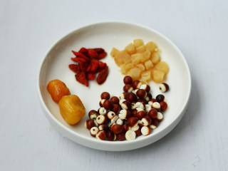 3、虫草花干贝猪骨汤,枸杞、芡实、蜜枣、干贝用水冲洗干净