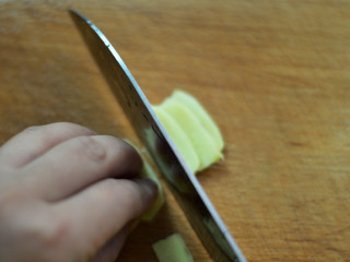 4、虫草花干贝猪骨汤,姜切片