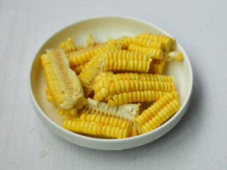 5、虫草花干贝猪骨汤,玉米切小块