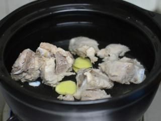 7、虫草花干贝猪骨汤,砂锅中注入2L清水，放入猪骨和姜片