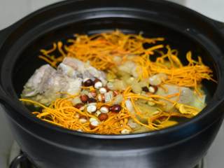 8、虫草花干贝猪骨汤,放入虫草花、芡实、蜜枣、干贝