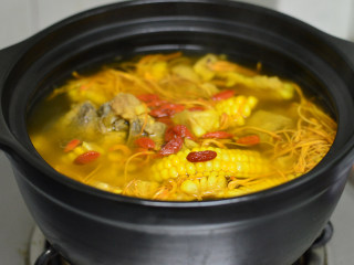 11、虫草花干贝猪骨汤,继续煮5分钟即可