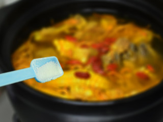 10、虫草花干贝猪骨汤,最后加入枸杞，调入盐