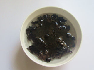 2、天冷了，来碗猪大骨暖身汤,木耳提前用水泡发，胡萝卜切成段、