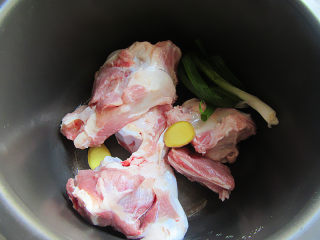 5、天冷了，来碗猪大骨暖身汤,大骨先放在锅里用凉水煮开，捞去浮沫后，