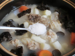 11、天冷了，来碗猪大骨暖身汤,加入盐调味