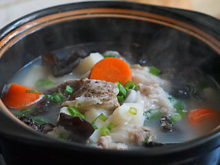 12、天冷了，来碗猪大骨暖身汤,撒入葱花，即可关火