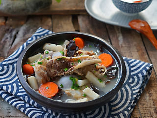 13、天冷了，来碗猪大骨暖身汤,装盘享用