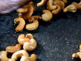 1、学做家常菜——芹菜百合炒腰果,热锅冷油，小火将腰果炒至变色盛出