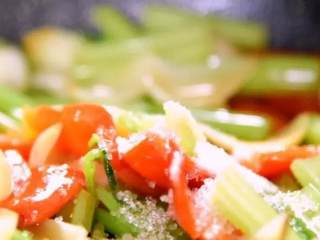 3、学做家常菜——芹菜百合炒腰果,再倒入红椒、百合微微翻炒