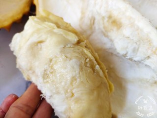 3、榴莲炖鸡,榴莲肉营养是很高的，冷藏以后会更好吃，但是吃多了也怕上火，所以那个壳炖鸡汤可以去火。