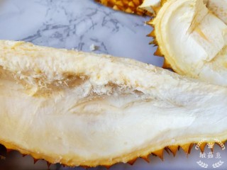 4、榴莲炖鸡,千万别把带刺的壳给煮进去了，一定是要用图中白瓤的地方。