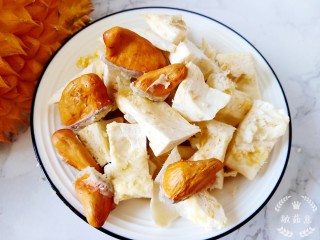 5、榴莲炖鸡,就如图中这样，把白瓤去掉，然后切成小块儿，把吃掉榴莲的核也一起洗净备用