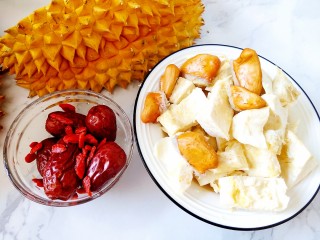 7、榴莲炖鸡,这样前提工作，我们就准备好了。