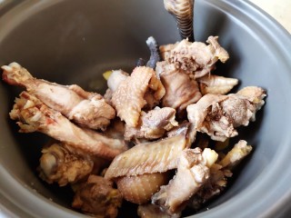 12、榴莲炖鸡,放入鸡肉块炒匀了，千万别小看炒鸡的步骤，会让鸡肉的鲜香，更充分的释放。