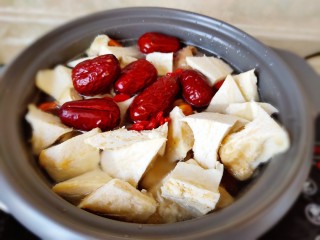 16、榴莲炖鸡,把榴莲果核和肉壳放入，直接放在上面就可以不用翻动，把大枣和枸杞一块儿入锅吧。