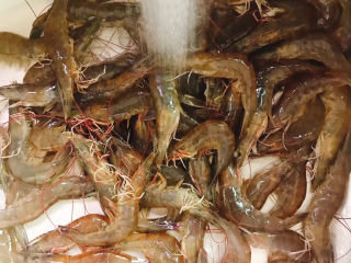 1、椒盐虾,虾冲洗一下