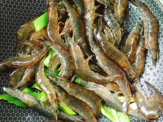 4、椒盐虾,热锅冷油，放入姜蒜炒香，放入干辣椒、虾