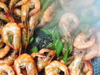 10、椒盐虾,炒至完全入味