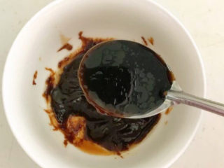 3、素炒千叶豆腐,加入生抽