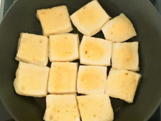 9、素炒千叶豆腐,把千叶豆腐煎至两面金黄