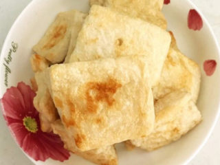 10、素炒千叶豆腐,把煎好的千叶豆腐夹出来