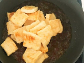 12、素炒千叶豆腐,碗汁烧开后加入千叶豆腐