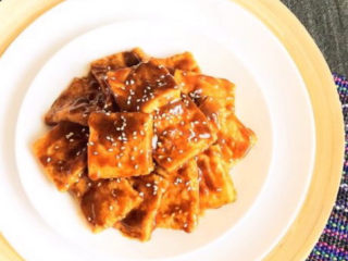 16、素炒千叶豆腐,素炒千叶豆腐是一道美味下饭菜,口感有弹性,风味独特~