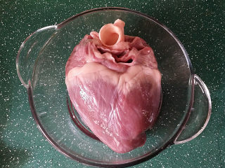 1、#黑酱油# 香辣卤猪心,新鲜猪心一个