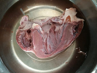 2、#黑酱油# 香辣卤猪心,剖开挤出内部瘀血洗净、再继续浸泡至水清