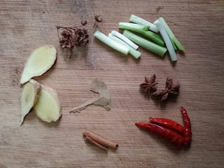 4、#黑酱油# 香辣卤猪心,准备好葱姜、八角等调料