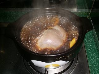 8、#黑酱油# 香辣卤猪心,加盖大火煮沸、转小火炆炖、中途需翻面更入味