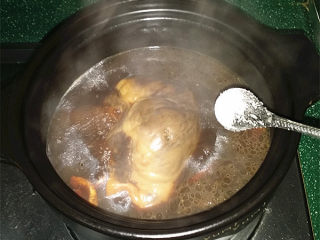 10、#黑酱油# 香辣卤猪心,转大火收浓卤汁、最后撒少许味精关火