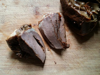 12、#黑酱油# 香辣卤猪心,放至案板上切簿片