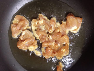 7、洋葱炒肉片,下肉片