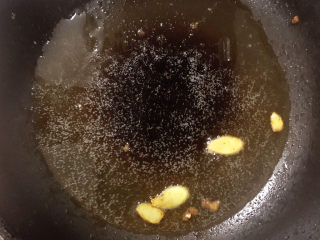 10、洋葱炒肉片,锅中留油