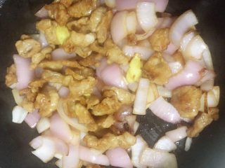 13、洋葱炒肉片,放入肉片