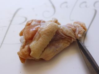 2、香辣烤鸡锤,把鸡翅根洗干净，从厨房剪子把鸡翅根底下一圈剪开，肉与骨分离！（用刀切也可以，从剪子处平切一圈）