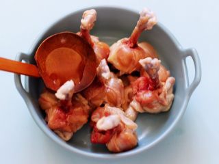 5、香辣烤鸡锤,先加入料酒去腥味，用手轻轻抓匀，使鸡锤将料酒完全吸收。