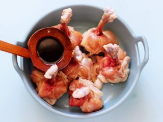 6、香辣烤鸡锤,再加入生抽调色。