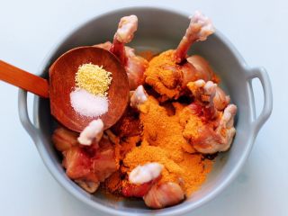 7、香辣烤鸡锤,最后加入适量的盐和鸡精。