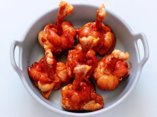 8、香辣烤鸡锤,把所有的调料食材抓拌均匀，腌制两小时小时左右。