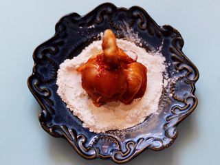 9、香辣烤鸡锤,把腌制好的鸡锤放入淀粉碗中，均匀裹上一层薄薄的淀粉。